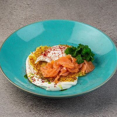 Большой драник с лососем и яйцом пашот в Бар с едой Пороселло по цене 730 ₽