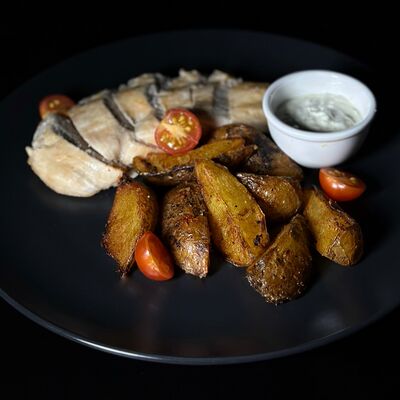 Стейк из куриного филе с картофельными долькамив Бобер Выдыхай по цене 620 ₽