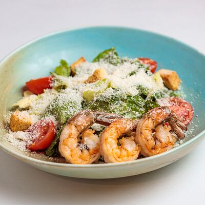 Салат Цезарь с тигровыми креветками в Грин по цене 915 ₽