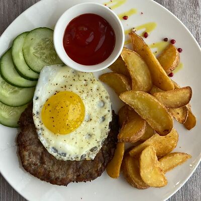 Бифштекс с яичницей и гарниром в Перчим & солим по цене 580 ₽