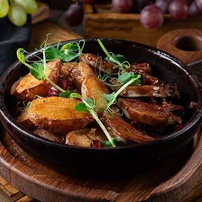 Говяжий язык с обжаренным картофелем в Гамарджоба по цене 830 ₽