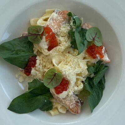 Феттуччине с лососем в сливочно-икорном соусе в Adriatica по цене 1420 ₽