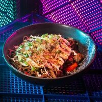Якисоба с курицей и омлетомв Gojira ramen