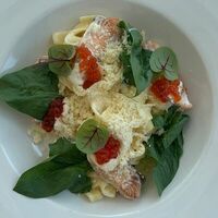 Феттуччине с лососем в сливочно-икорном соусе в Adriatica