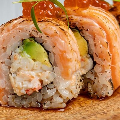 Ролл с опаленным лососем и крабом в Море на Патриках по цене 1390