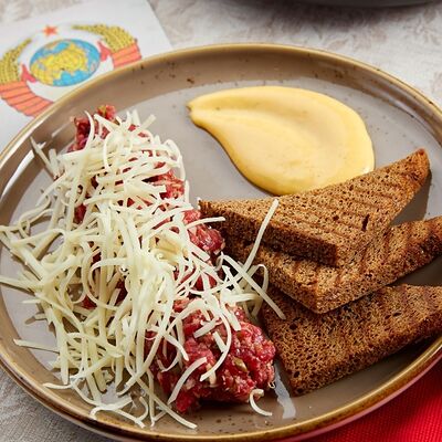 Закуска из рубленой говядины в ЕрмолаевЪ Охота и Рыбалка по цене 480 ₽