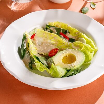 Зеленый салат с ореховым соусом и авокадо в Кукумбер по цене 550 ₽