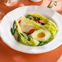 Зеленый салат с ореховым соусом и авокадо в Кукумбер