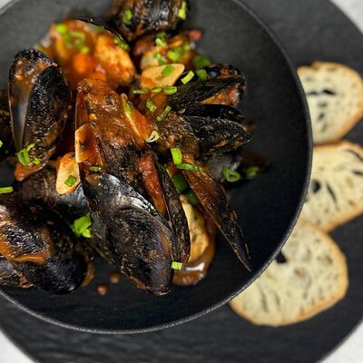 Мидии в томатном соусе с красным базиликом в Западный сад ! по цене 1200 ₽