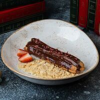 Эклер с муссом из маскарпоне в McKey Pub & Restauraunt