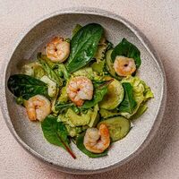 Зеленый салат с креветкамив Ферма