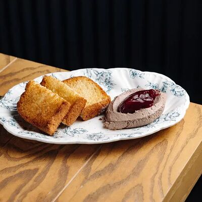 Пате из куриной печени с гелем из вишни в Мона по цене 900 ₽