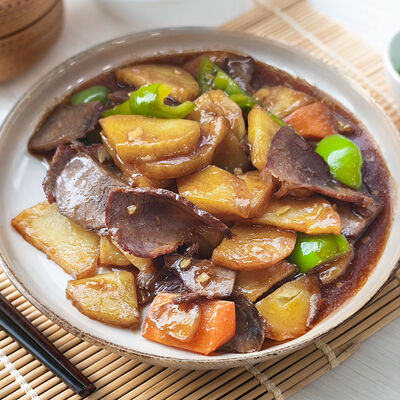 Говядина, тушенная с картофелем в Wai Mai по цене 700 ₽