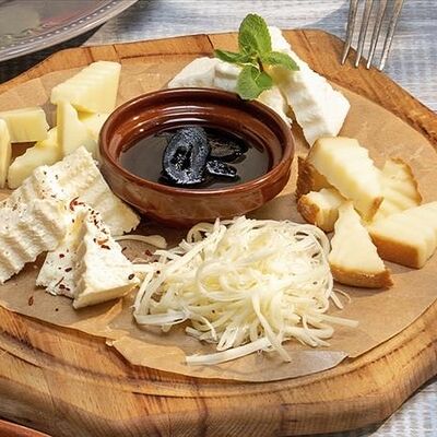 Ассорти грузинских сыров в Хочу Пури по цене 915 ₽