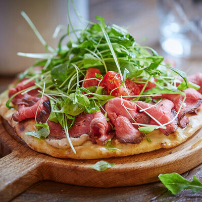 Фокачча с ростбифом, пастой из фасоли и тунца в Сыроварня по цене 800