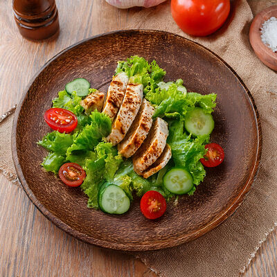 Салат с куриной печенью и цыпленком в Берлога по цене 510 ₽