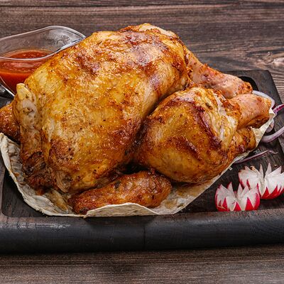 Курица-гриль с лавашом и соусом в Кафе Уют по цене 1170 ₽