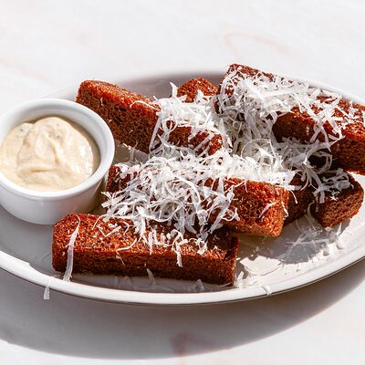 Чесночные гренки с соусом блю чиз в Brasserie Lambic по цене 670 ₽