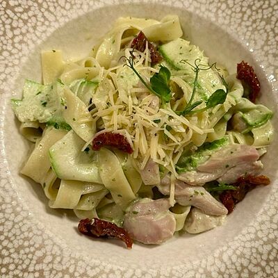 Фетучини с курицей и кабачкомв Pizzapositana по цене 880 ₽