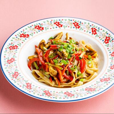 Пшеничная лапша с овощами и грибами в Катюша Katyusha по цене 550