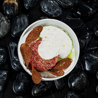 Тартар из говядины с муссом пармезан в Эхо по цене 940 ₽