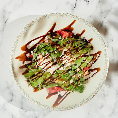 Салат с хрустящими баклажанами и сыром страчателла в Теплые края-уголок Италии по цене 550 ₽