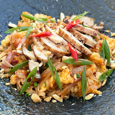 Лапша Пад Тай с курицей в Место Про Тесто по цене 565 ₽