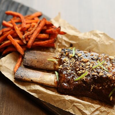 Ребро говяжье в соусе ананасовый чили в Sterling гастро паб по цене 2400 ₽