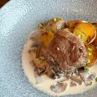 Медальон из свинины с грибным соусом и беби-картофелем в More More