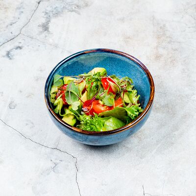 Овощной салат с черри и авокадо в Newbar по цене 400 ₽