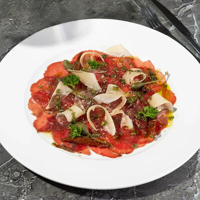 Карпаччо из мраморной говядины с вялеными томатами и соусом песто в Фореста Фестиваль Парк по цене 950 ₽