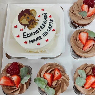 Комбо-набор: бенто-торт Единственной маме и 5 капкейков в Ваш торт по цене 3890 ₽
