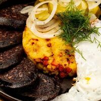Сковородка с кровяной колбасой и толченым картофелем в Гагарин