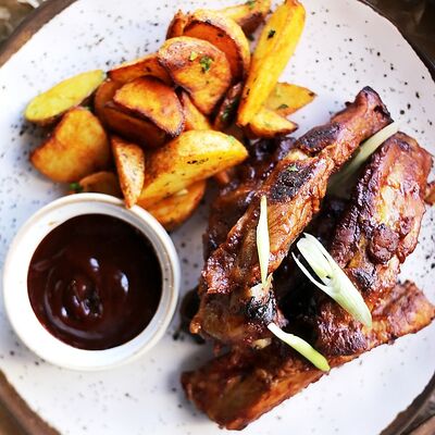 Свиные рёбра с картофелем айдахо в LOFT по цене 650 ₽