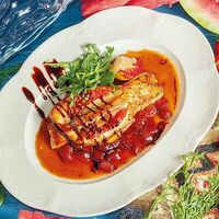 Стейк из семги с томатом, сулугуни и арбуз ным соусом в Мушмула