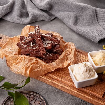 Гренки с чесночным соусом и сыром пармезан в Старый Ереван по цене 405 ₽