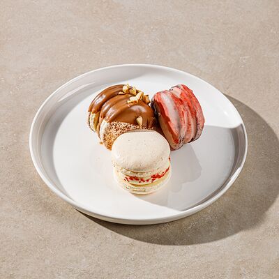 Макаронс Вишня в молочном шоколаде в Этажи по цене 150 ₽