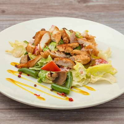 Салат с куриной грудкой и шампиньонами в Перчим & солим по цене 410 ₽