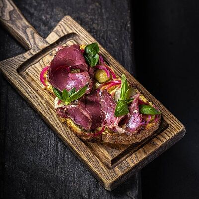 Брускетта с пастрами и горчичным майо в Техникум по цене 690 ₽