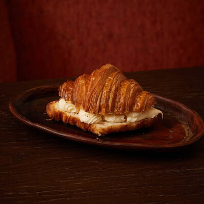 Круассан со сливочным кремом в Плюшка по цене 650 ₽