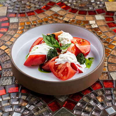 Салат со страчателлой и розовыми томатами в Хлеб Насущный по цене 580 ₽