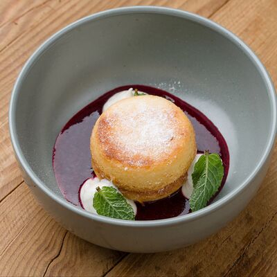 Запеканка из рикотты со свежими ягодами и ванильными сливками в Debaton по цене 630 ₽