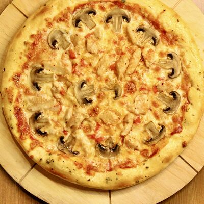 Курица с грибами пицца в Ramen Mart по цене 2200 ₸