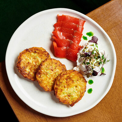 Оладьи из цукини с малосольным кижучем и домашней страчателлой в Булгаков по цене 820 ₽