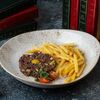 Тартар из говядины с картофелем фри в McKey Pub & Restauraunt по цене 820