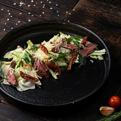 Салат с ростбифом в Мангал по цене 430 ₽