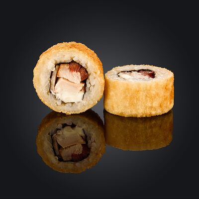 Жареный ролл с курицей в Фудзи Суши по цене 400 ₽