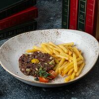 Тартар из говядины с картофелем фри в McKey Pub & Restauraunt