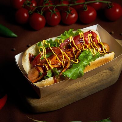 Хот-дог с нежной куриной сосиской и сырным соусом в Это вкусно по цене 309 ₽