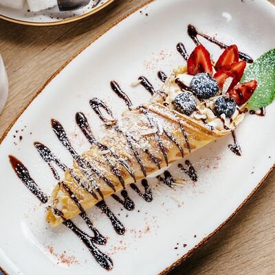 Вафельная трубочка с крем-чизом и свежими ягодамив СтругановЪ по цене 420 ₽